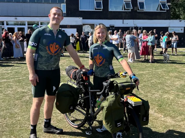 Una pareja inicia un reto ciclista alrededor del mundo para recaudar fondos para la enfermedad de Parkinson
